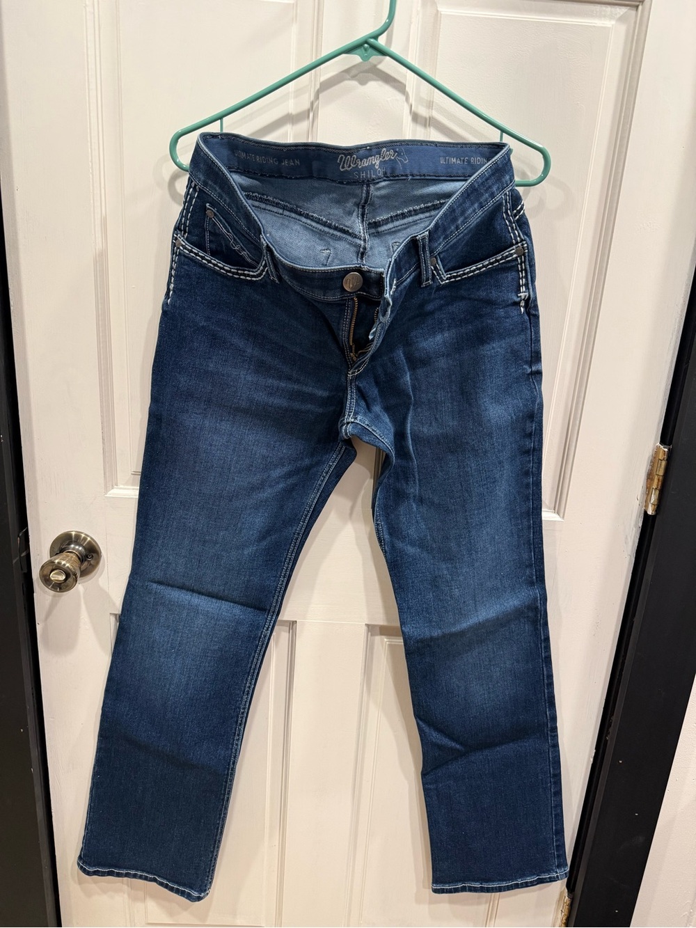 Wrangler Women’s Medium Blue Straight Leg Jeans